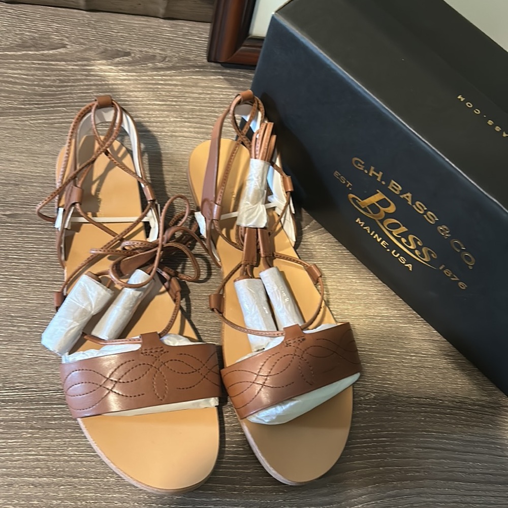 Bass, savannah, ladies flat sandals, size 9